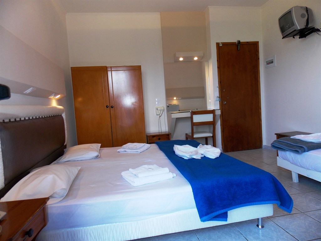 Mari Beach Hotel: Triple Room
