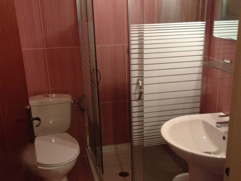 Piccadilly Apartments: Bathroom