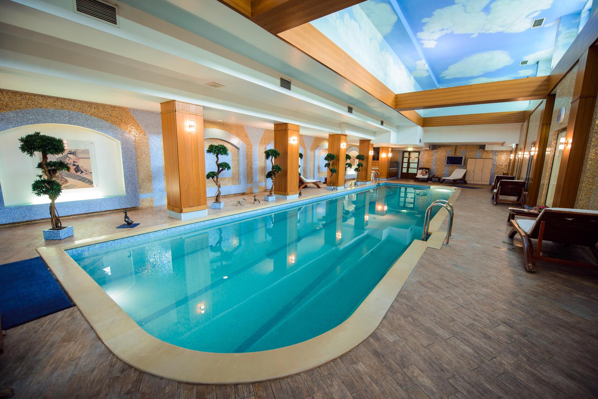 Ambassador Hotel: Pool