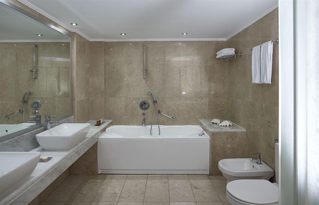 Ikaros Beach Resort & Spa: Suite Bathroom