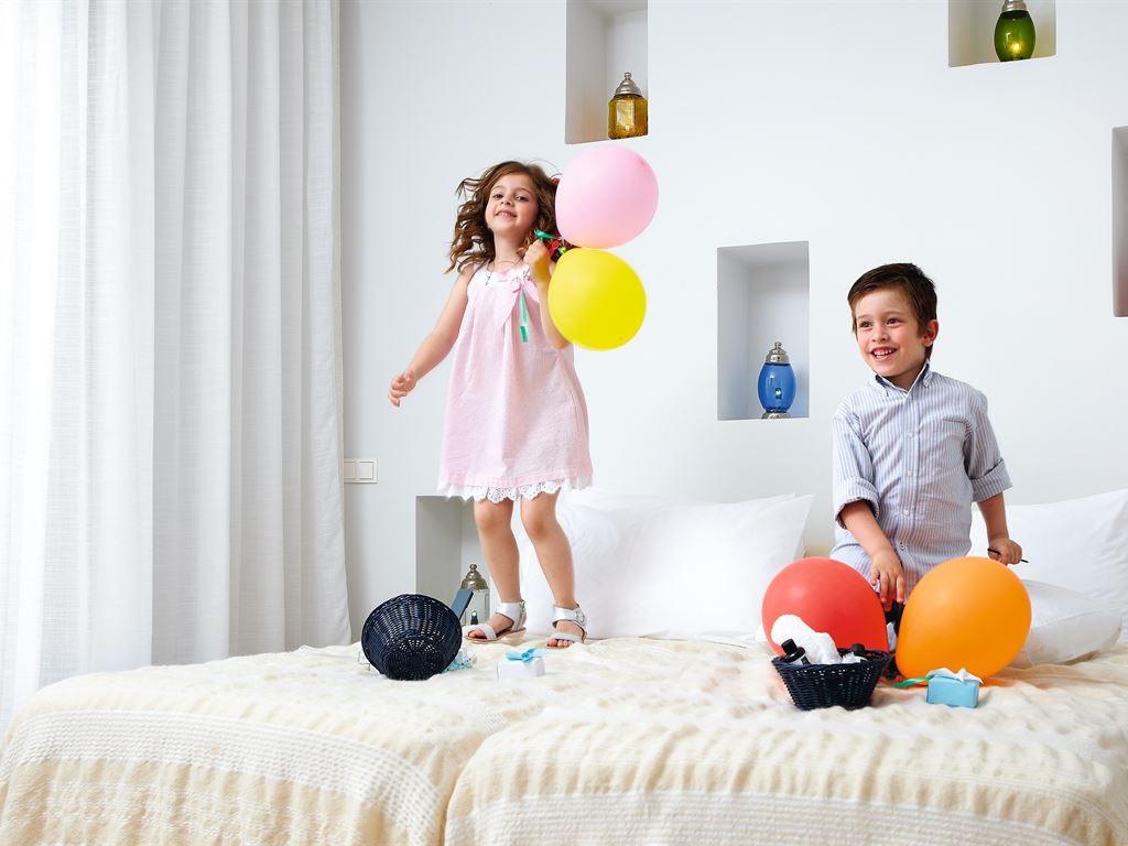 Amirandes Grecotel Exclusive Resort: Kids in rooms