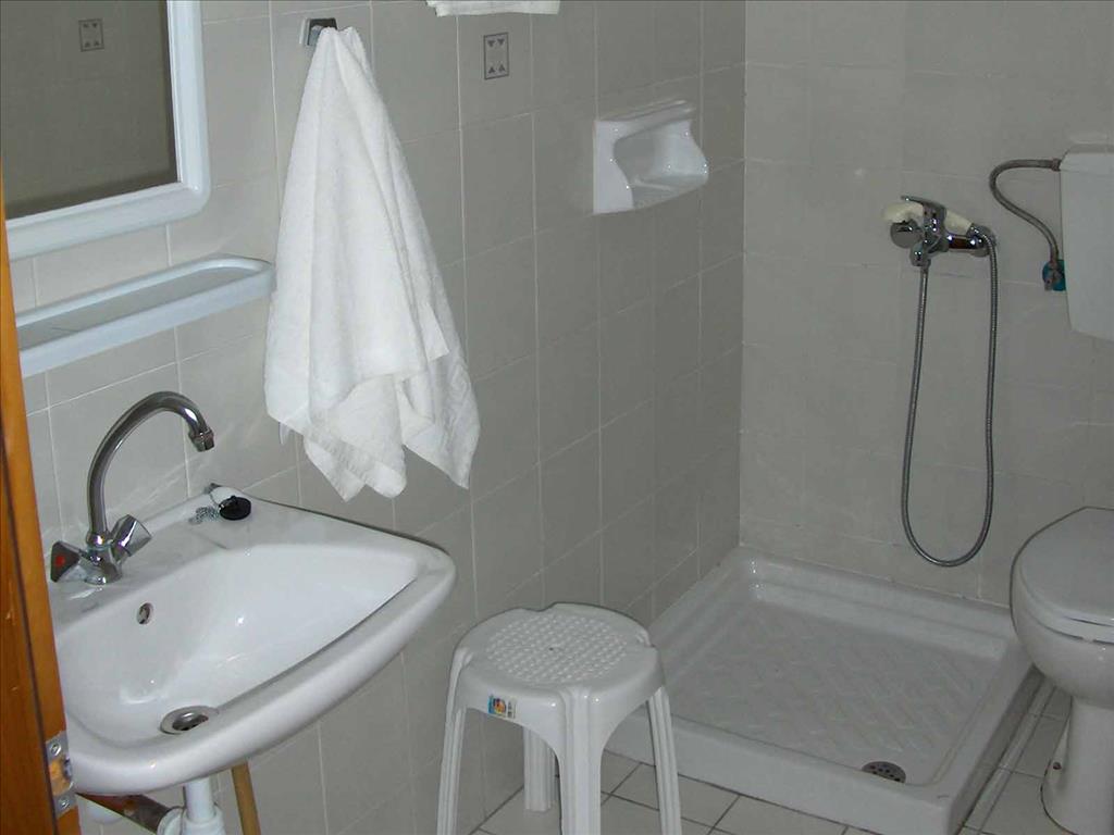 Achillion Hotel: Bathroom