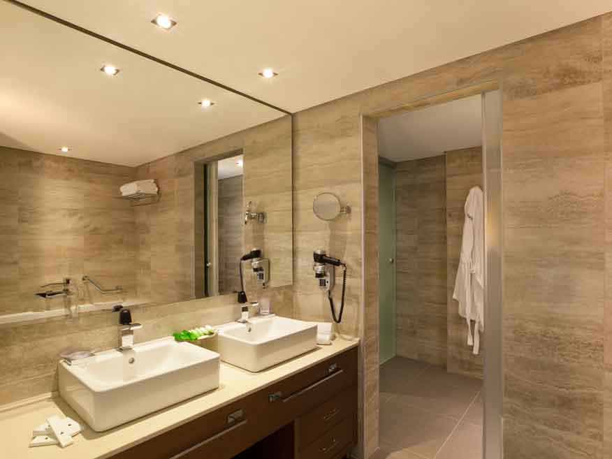 Boutique 5 Hotel & Spa: Executive Suite Bathroom