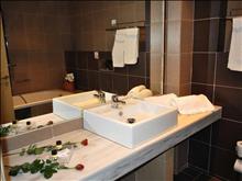 Blue Dream Palace Tripiti Resort: Bathroom