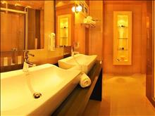 Antigoni Beach Hotel & Suites: Deluxe Suite Bathroom