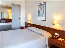 Coral Hotel Athens: Double/Triple