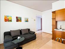 Elina Hotel Apartment: Living Room